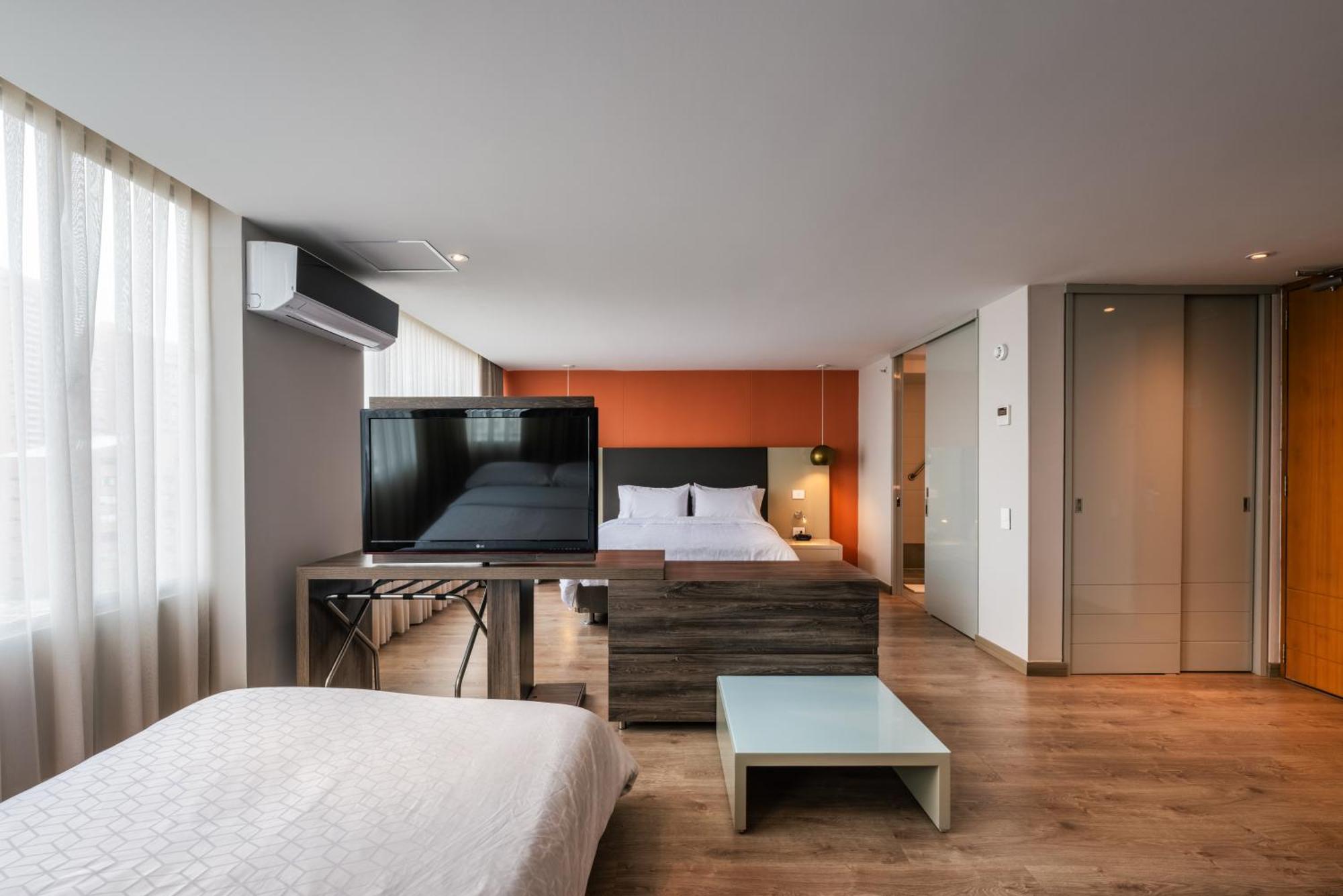 Hotel Holiday Inn Express & Suites Medellin By Ihg Exterior foto