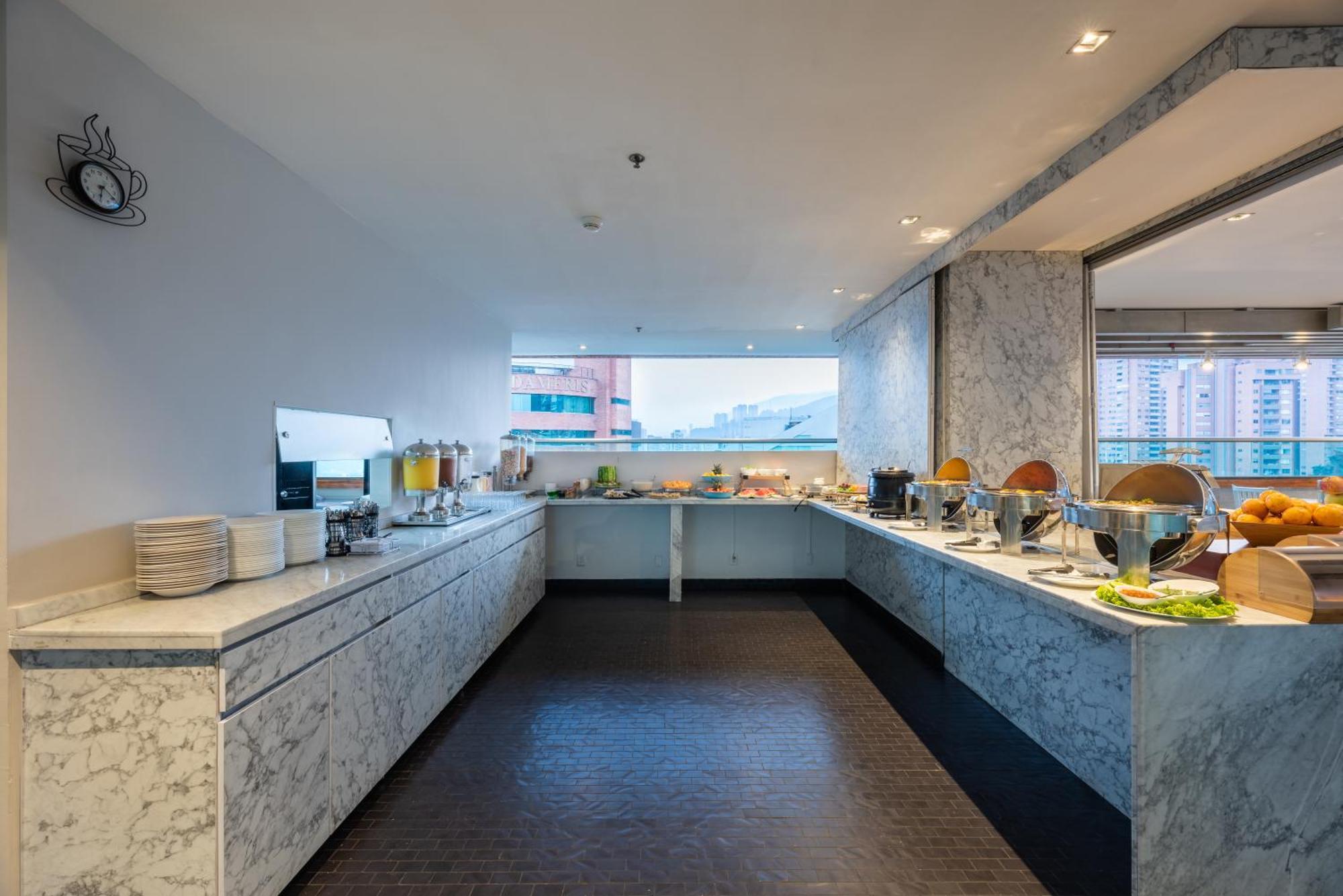 Hotel Holiday Inn Express & Suites Medellin By Ihg Exterior foto